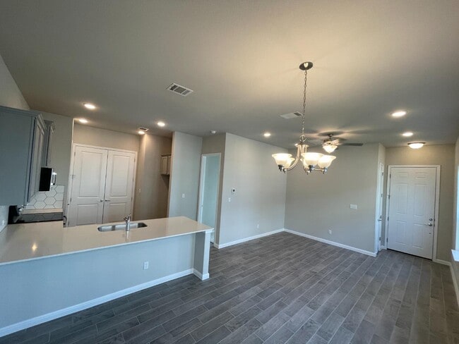 Building Photo - 1015 Vista View Dr