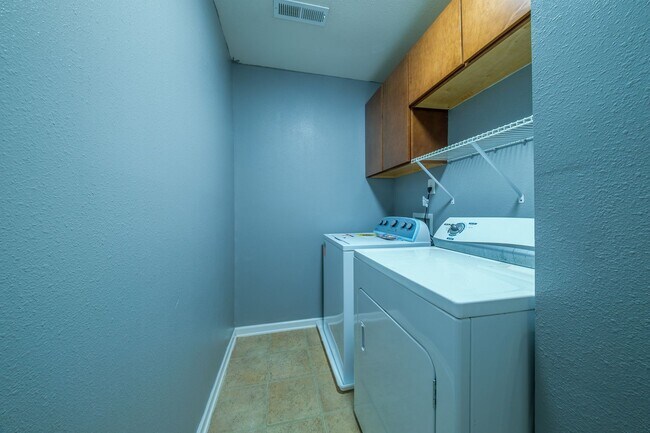 Building Photo - 1301 Waldridge Ct