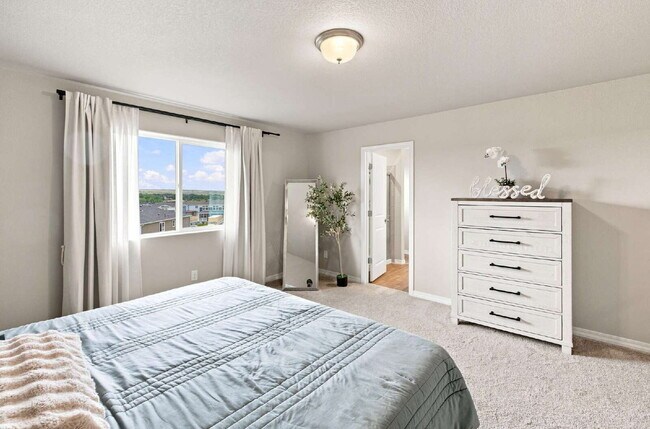 Building Photo - Beautiful 2025-Built 5 Bedroom Home with Finished Walk-Out Basement