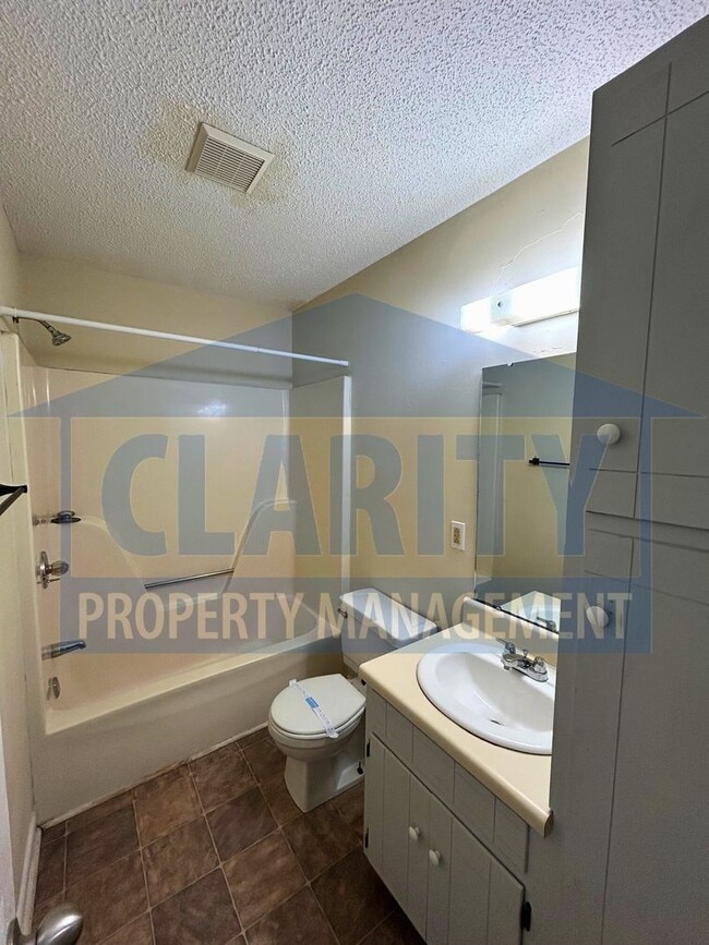 Building Photo - Two bedroom apartment! Great location!