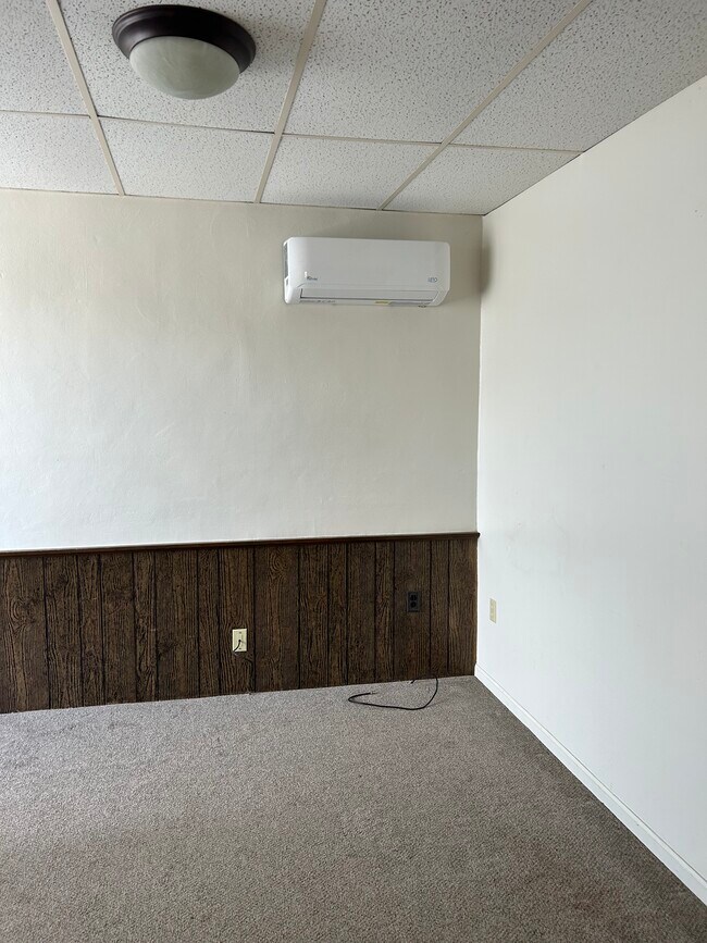 Building Photo - 108 S Main St