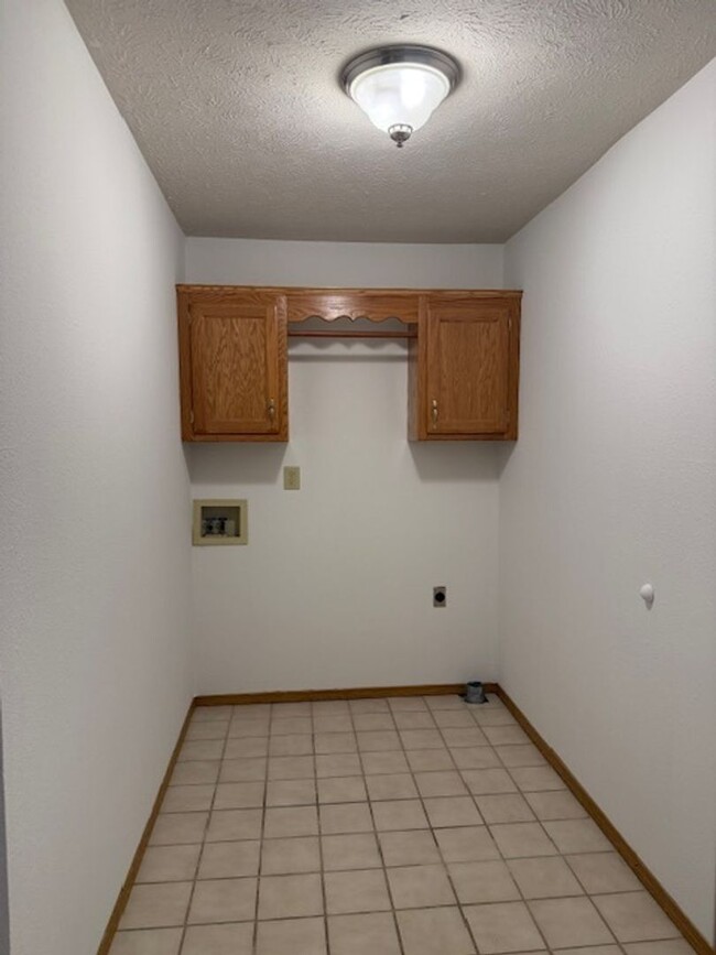 Building Photo - Duplex in Nixa!