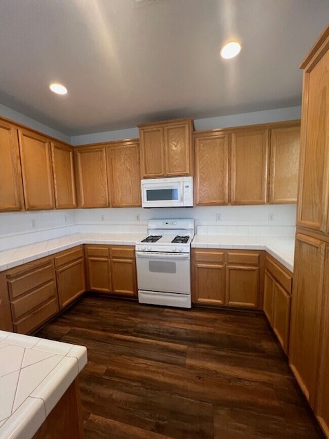 Building Photo - Single Story 3 Bedroom Home in Lincoln Acr...