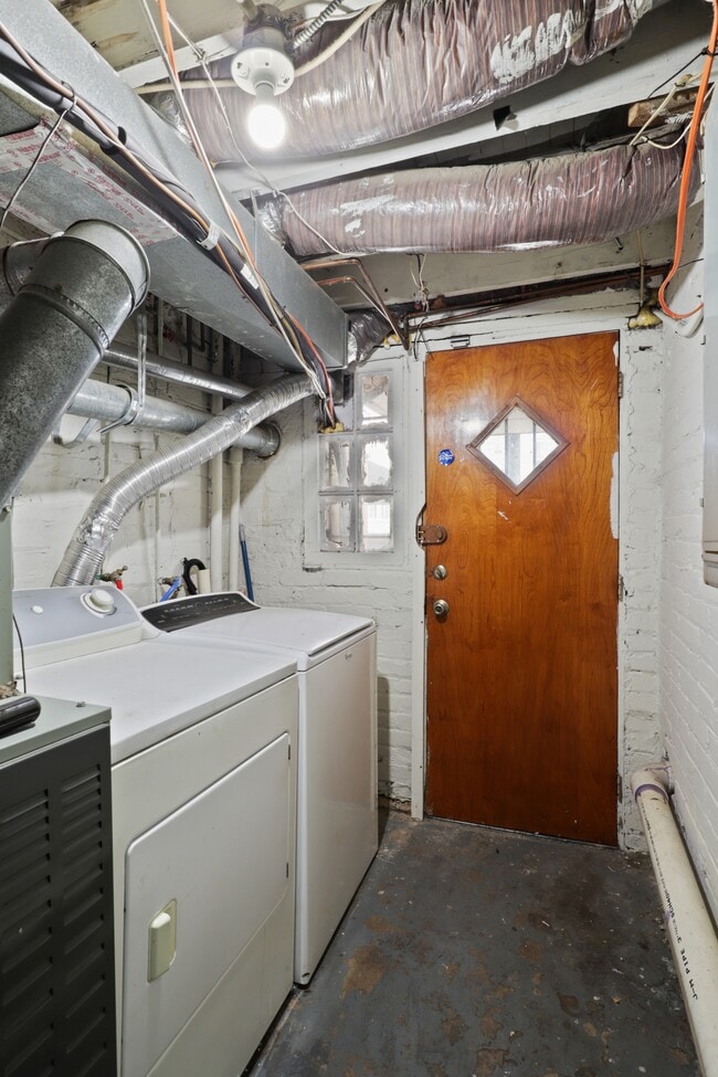 Building Photo - 209 Douglas St NE