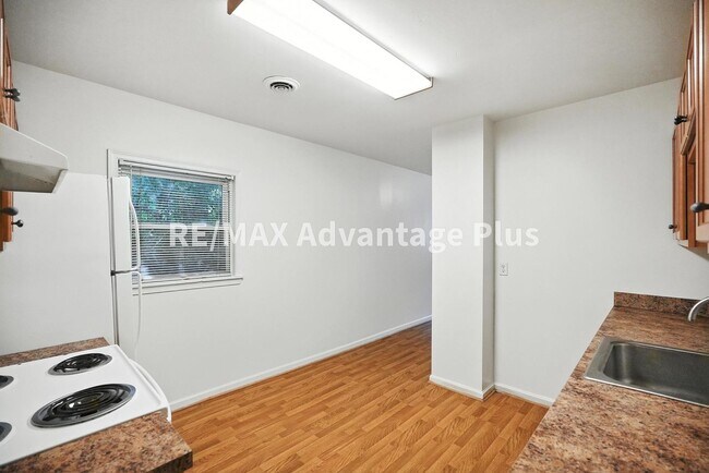 Building Photo - 424 Longwood Ave