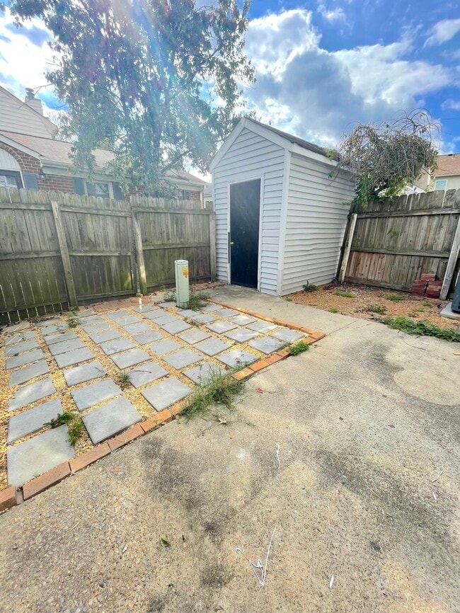 Building Photo - 5523 Gates Landing Rd