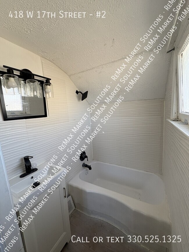 Building Photo - 418 W 17th St