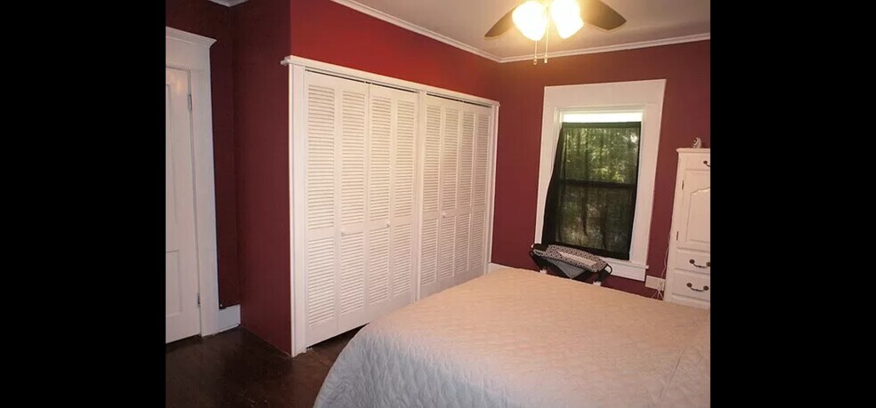 Building Photo - 901 S Broadway St