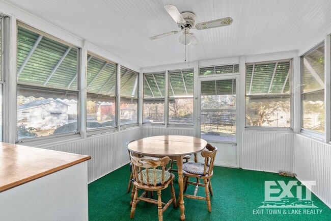 Building Photo - 3 Bedroom 2 Bathroom Home