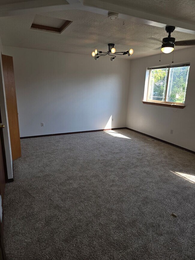 Building Photo - Spacious 4 bedroom 3.5 Bath Home for Rent ...