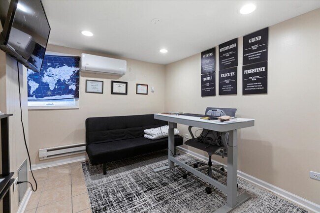 Building Photo - 2028 N Hamlin Ave