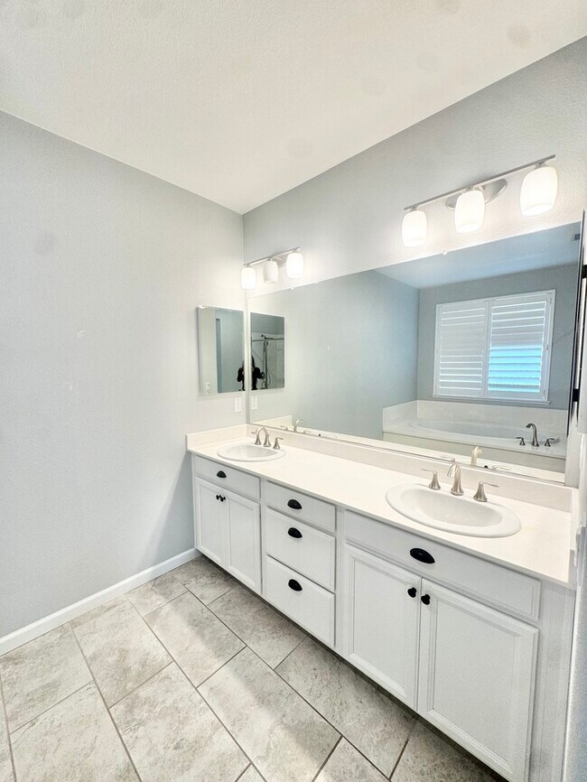 Building Photo - Stunning 5BR Home with Pool, Loft & 3-Car Garage!