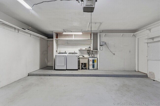 Building Photo - 2910 NE 40th Ct