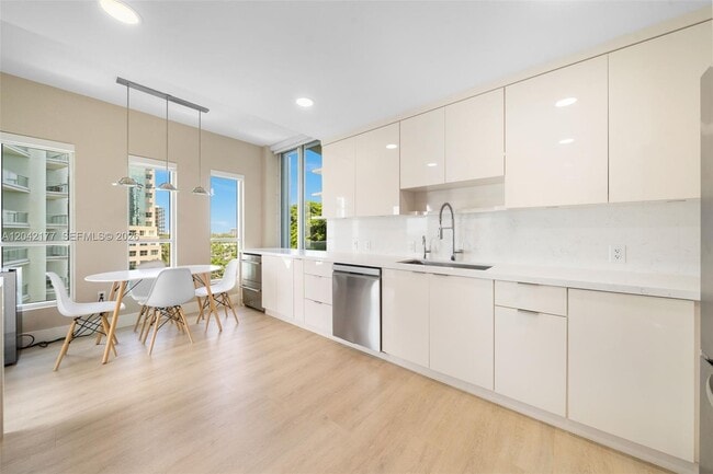 Building Photo - 2645 S Bayshore Dr