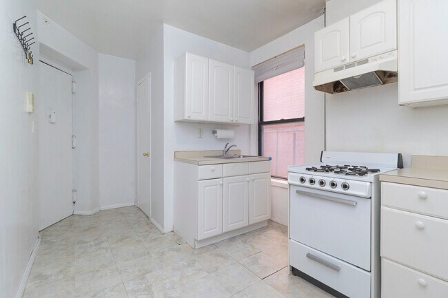 Building Photo - 337 E 94th St