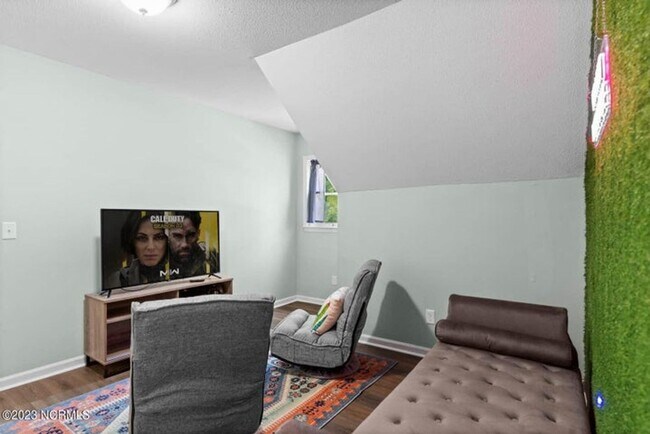 Building Photo - Fully Furnished Single Family Home - Long ...