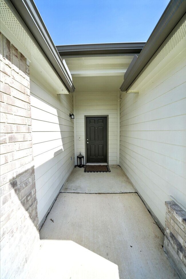 Building Photo - Stunning Home with 3-Car Garage in New Bra...