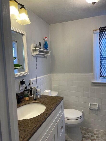 Building Photo - 12 Third School St