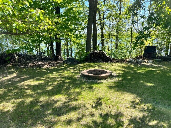 Building Photo - Beautiful Lake Home on Fox Lake