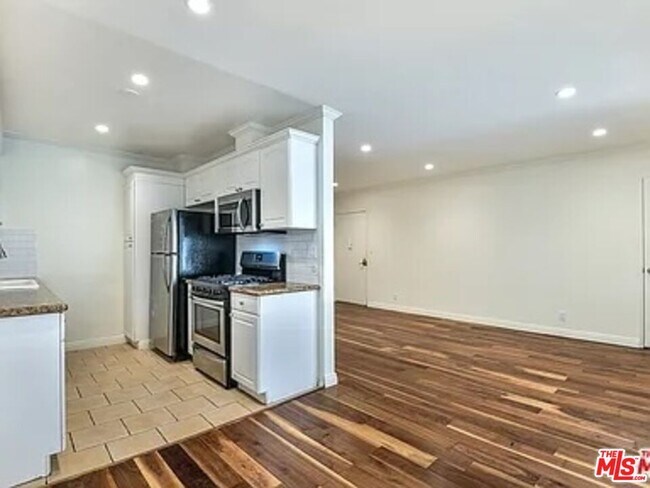 Primary Photo - 1112 N Olive Dr