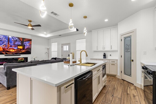 Building Photo - 12370 W University Blvd