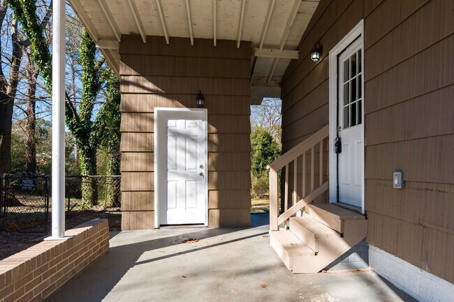 Building Photo - 1236 Oakwood St