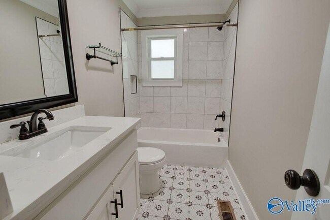 Building Photo - 213 Drake Ave SW