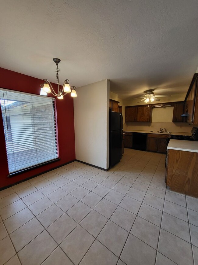 Building Photo - (3) Bed/(2) Bath in West Norman!