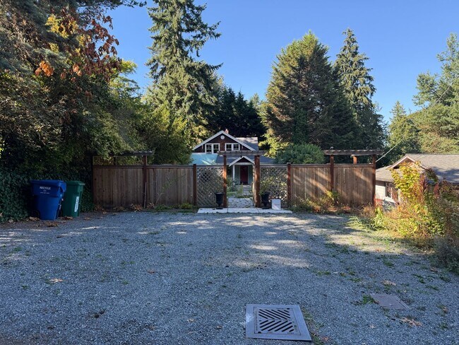 Building Photo - Gorgeous Maple Leaf Property - Huge Yard a...