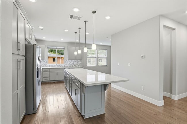 Building Photo - 621 Cinnamon Cir