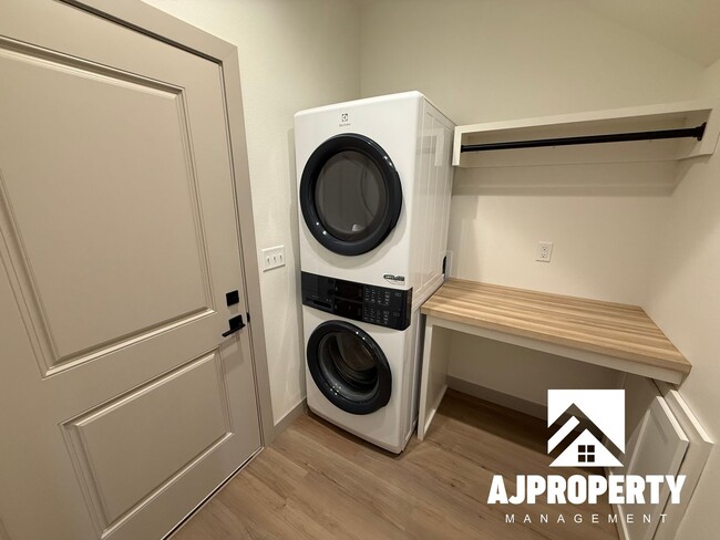 Building Photo - 8609 W Shoreline Pl