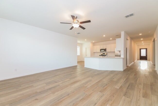 Building Photo - 1110 Daffodil St