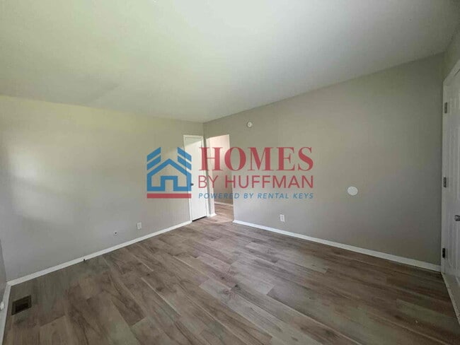 Building Photo - Two Bedroom Duplex | Move in Ready