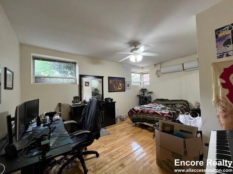 Building Photo - 1555 Beacon St