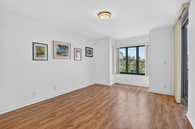 Building Photo - 120 SE 5th Ave