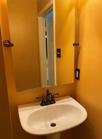 Building Photo - 207 Colonial Ln