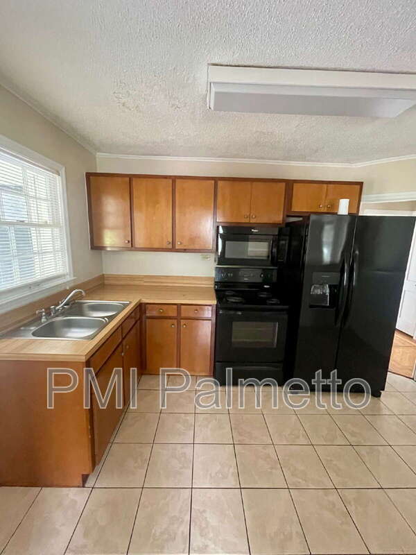 Building Photo - 320 Culler St