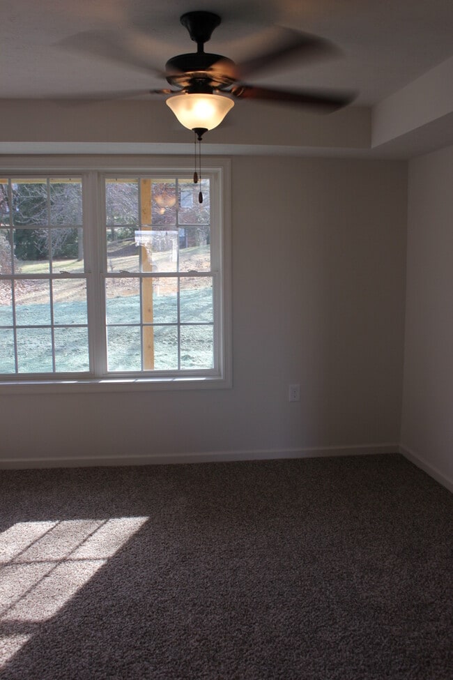 Building Photo - One Bedroom Garden Apartment