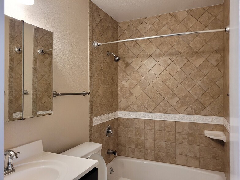 Bath - 1301 Hemlock Ave