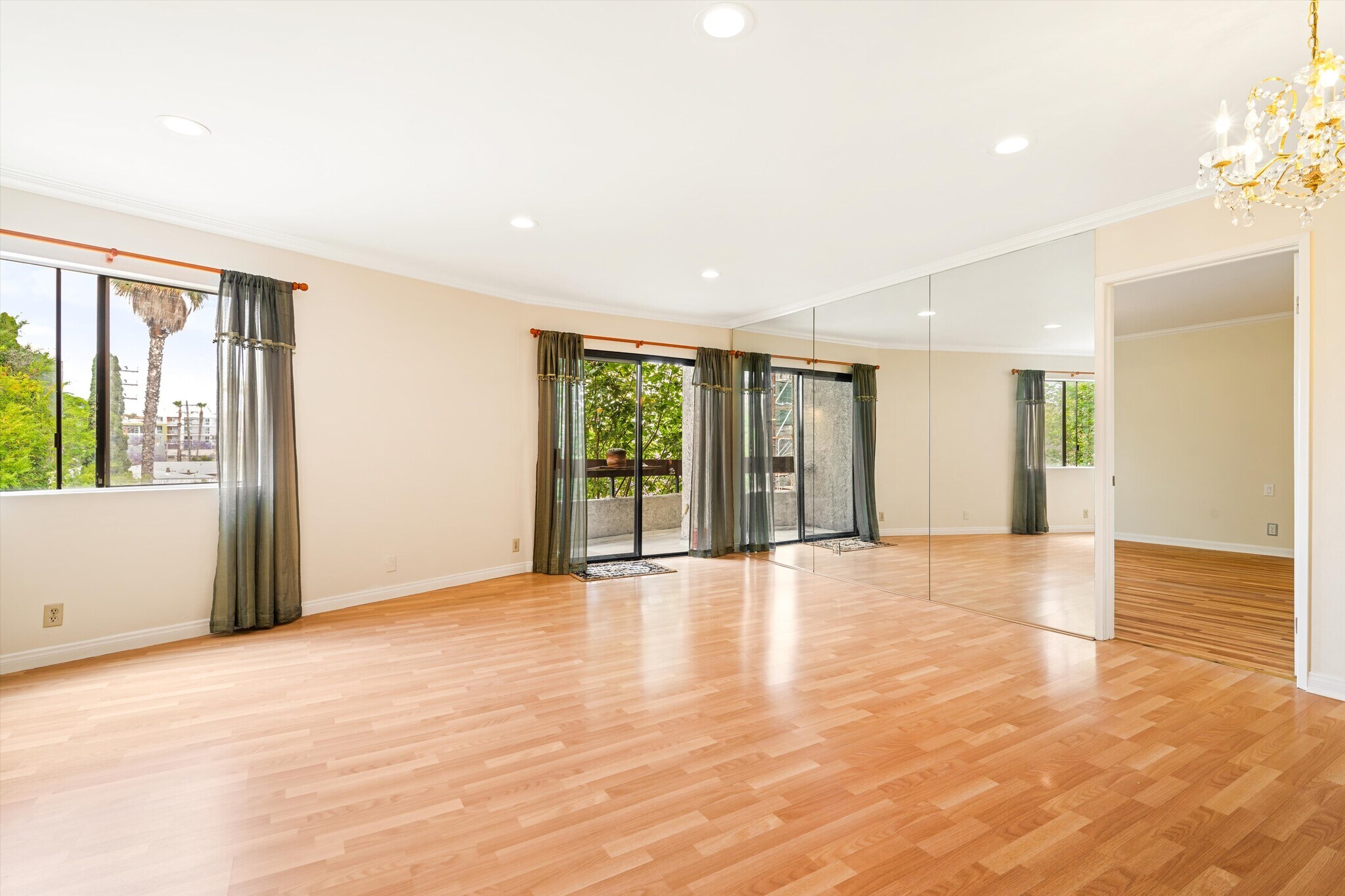 Building Photo - 1037 N Vista St