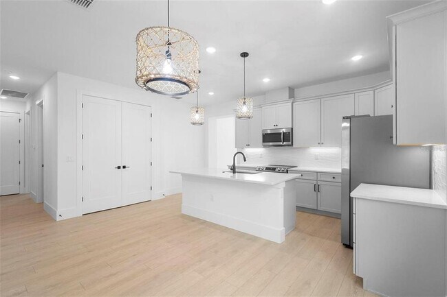Building Photo - 2131 Brighton Ln