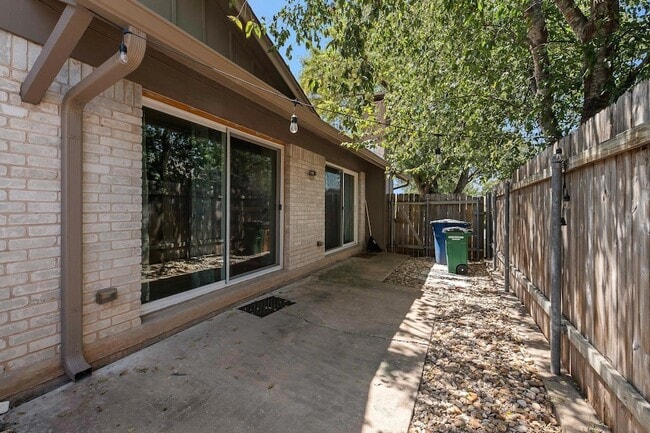 Building Photo - 9011 Quail Valley Dr