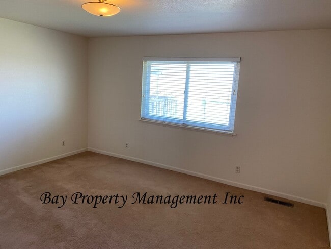 Building Photo - Beautiful 3 bedroom in the foothills outsi...