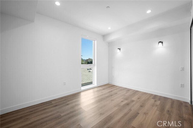 Building Photo - 10657 Moorpark St