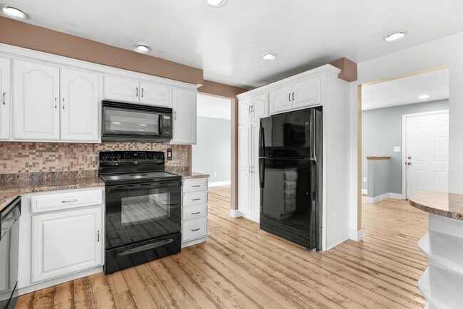 Building Photo - Available NOW! 3 Bedroom 1 Bath Beautiful Home in Arvada!