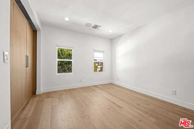 Building Photo - 424 N Gardner St