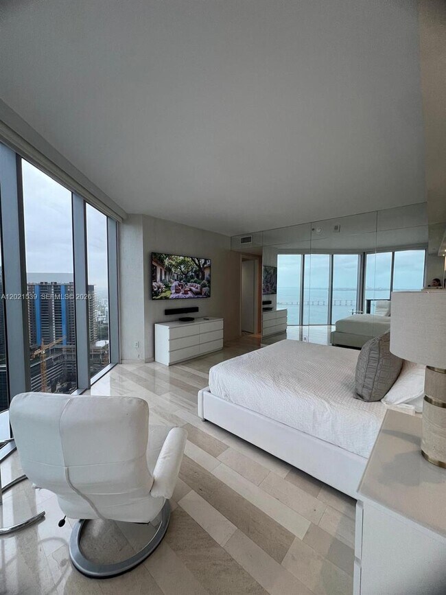 Building Photo - 1300 Brickell Bay Dr