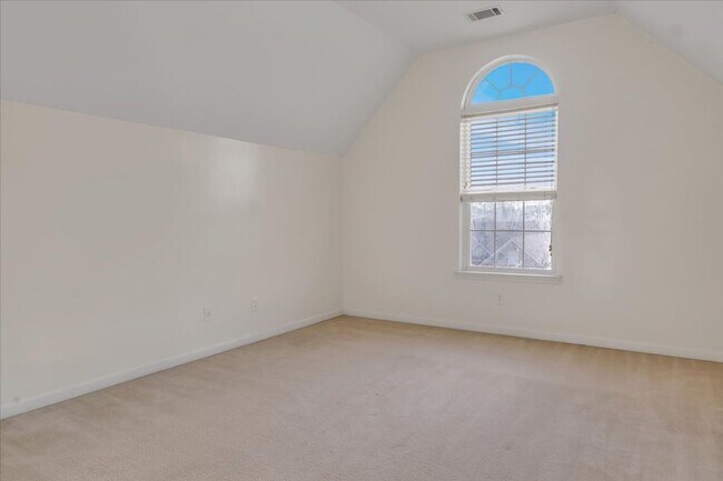 Building Photo - MOVE IN READY