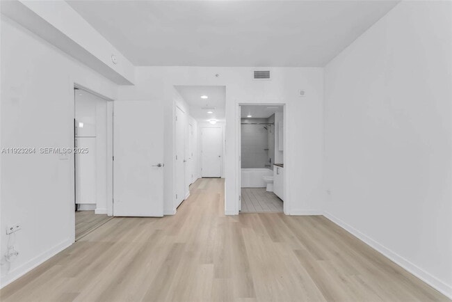 Building Photo - 999 SW 1st Ave