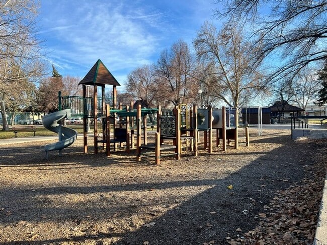 Building Photo - Central Sparks 2 Bedroom Duplex